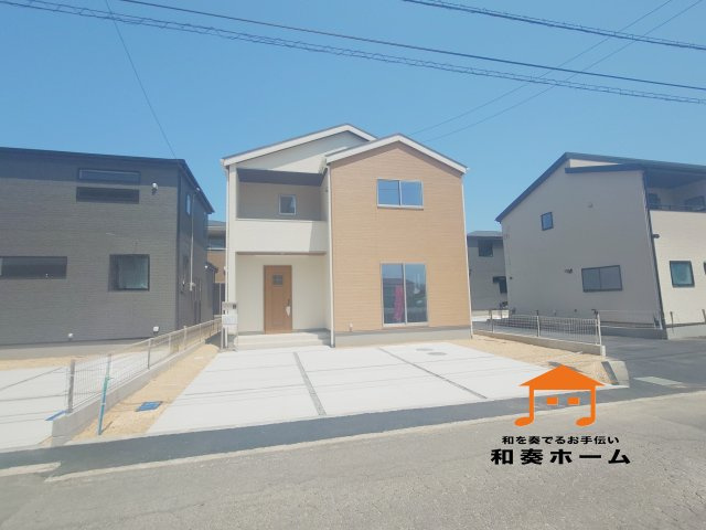リーブルガーデン丸亀市川西町南◇みらいエコ住宅補助金対象のお得な長期優良住宅です。の前面道路含む現地写真|前面道路が広いので、大きな車でも車庫入れも余裕を持ってできるのが魅力的なお家です。