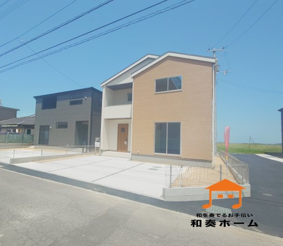 リーブルガーデン丸亀市川西町南◇みらいエコ住宅補助金対象のお得な長期優良住宅です。の前面道路含む現地写真|３号棟外観
内覧可能です！温かみと高級感のあるベージュに白の清潔感と明るさが加わり、汚れも目立ちにくいです。経年変化による色あせが目立ちにくく、柔らかい雰囲気の外観のお家です。