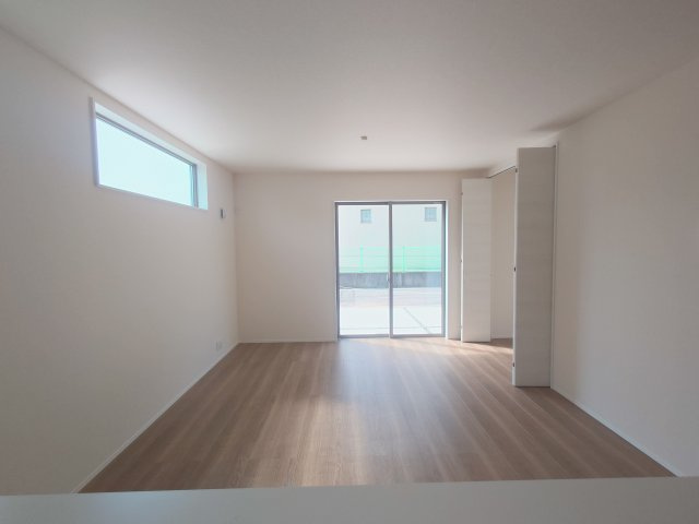 リーブルガーデン丸亀市川西町南　３号棟の居間・リビング|お子様の学用品やおもちゃ、在宅ワーク用品など多用途化したリビングの物を一箇所に集約でき、家事負担やストレス軽減につながるリビング収納が設置されています。