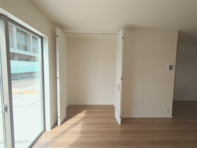 リーブルガーデン丸亀市川西町南　３号棟の収納|リビング収納
散らかりやすく生活感が出やすいリビングで、物をまとめて隠しつつ使いやすく収納でき、空間を広くきれいに見せられる便利なリビング収納が設置されているお家です(^^♪