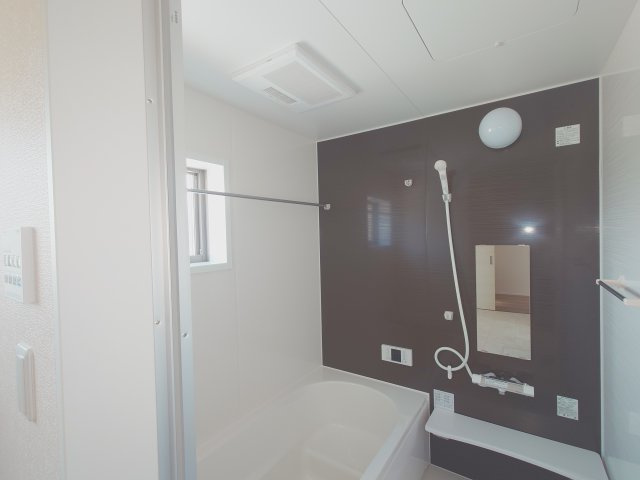 リーブルガーデン丸亀市川西町南◇みらいエコ住宅補助金対象のお得な長期優良住宅です。の浴室|浴室
浴槽は無駄をなくした節水タイプで浴槽内ステップで半身浴や親子入浴もゆったり楽しめます。
