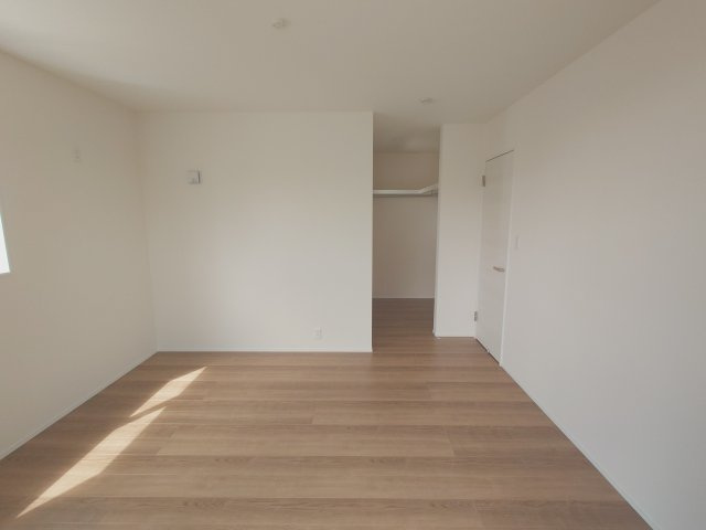 リーブルガーデン丸亀市川西町南　３号棟の寝室|主寝室
広い主寝室は、将来ベッドサイズを変えたり、書斎コーナーやソファを置いたりと、ライフステージに合わせて使い方を変えやすいメリットがあります(^^♪