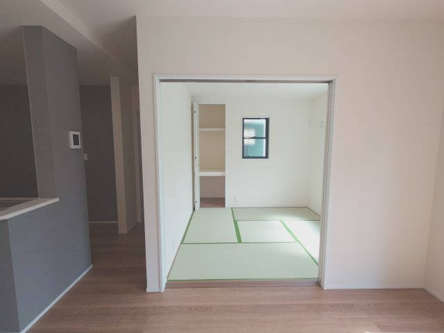 リーブルガーデン高松市香川町第八◇みらいエコ住宅2026事業補助金対象の長期優良住宅の和室|和室
居間、寝室、客間、子どもの遊び場など、ライフスタイルに合わせて幅広い使い方が可能な便利な和室です。
布団を敷けば寝室になり、座卓を置けば応接間にもなります。