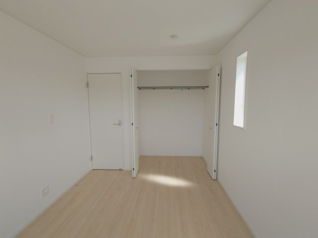 クレイドルガーデン高松市牟礼町大町第２◇光熱費の負担の軽減が可能なオール電化住宅ですの洋室|２階洋室：内部には収納棚などが設置されていて収納力が抜群で、衣類以外の大きなものも収納できます(^^♪