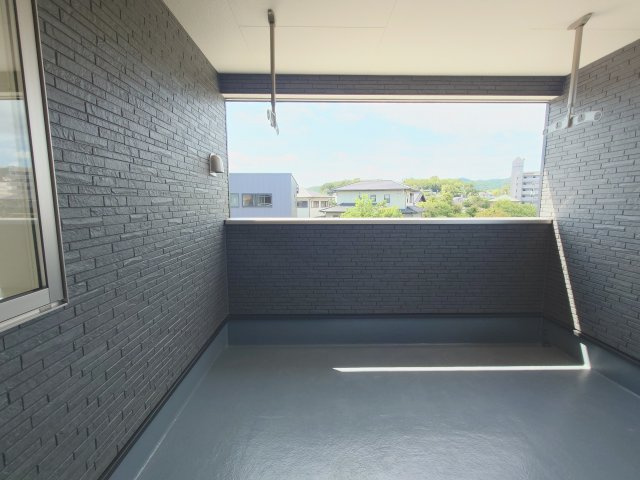 クレイドルガーデン高松市牟礼町大町第２◇光熱費の負担の軽減が可能なオール電化住宅ですのバルコニー|バルコニー
天候に左右されず使用できるインナーバルコニー付きです。雨の日でも洗濯物を干すことができます。天気の良い日は強い日差しを避けられるの紫外線アレルギーの方にも安心です。