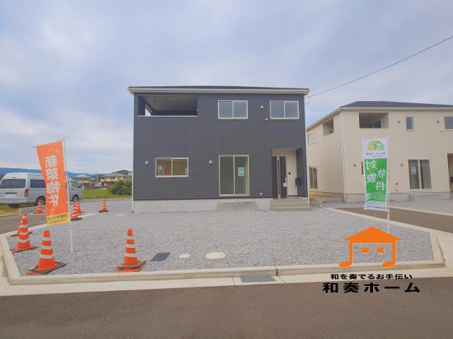 クレイドルガーデン高松市牟礼町大町第２◇光熱費の負担の軽減が可能なオール電化住宅ですの前面道路含む現地写真|外観
駐車場スペースは３台以上のゆったりとした区画です。入居者以外の出入りが少ないので駐車が苦手な方にも安心です。家族の複数台所有や来客用駐車や将来的な車の増台にも対応しやすいです。