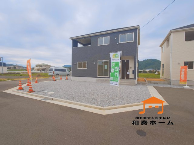 クレイドルガーデン高松市牟礼町大町第２◇光熱費の負担の軽減が可能なオール電化住宅ですの前面道路含む現地写真|２号棟
前面道路が広く見通しが良いため、ファミリーカーのような大きな車でも運転しやすく、車庫入れも余裕を持ってできるのが魅力的なお家です。