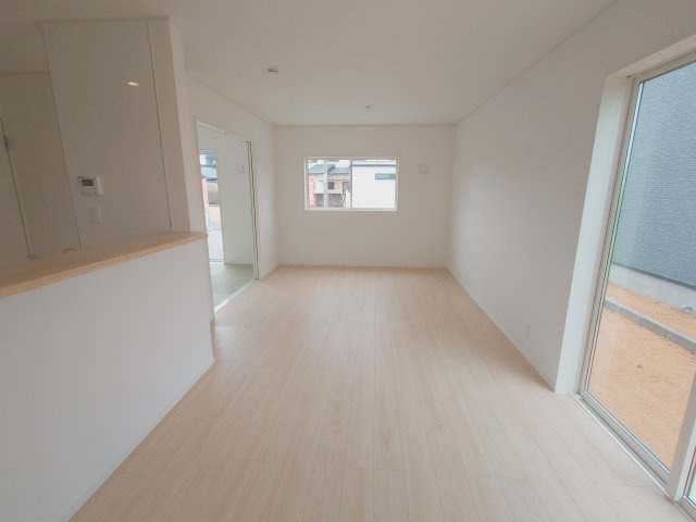 クレイドルガーデン高松市牟礼町大町第２◇光熱費の負担の軽減が可能なオール電化住宅ですの居間・リビング|ライフスタイルの変化に合わせて、大きい家具に買い替えたり、ワークスペースを増やしたりもしやすい広いリビングは家族それぞれが好きなことをしながらも同じ空間にいられます。