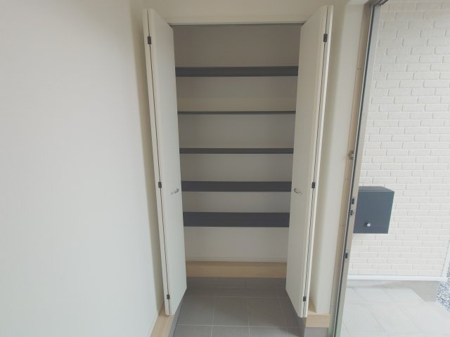 クレイドルガーデン高松市牟礼町大町第２◇光熱費の負担の軽減が可能なオール電化住宅ですの収納|玄関をすっきりと保ち、靴や屋外で使用する様々なものを効率的に収納できる収納力豊富なのシューズクロークがあれば、靴を玄関に置きっぱなしにする必要がなくなります！