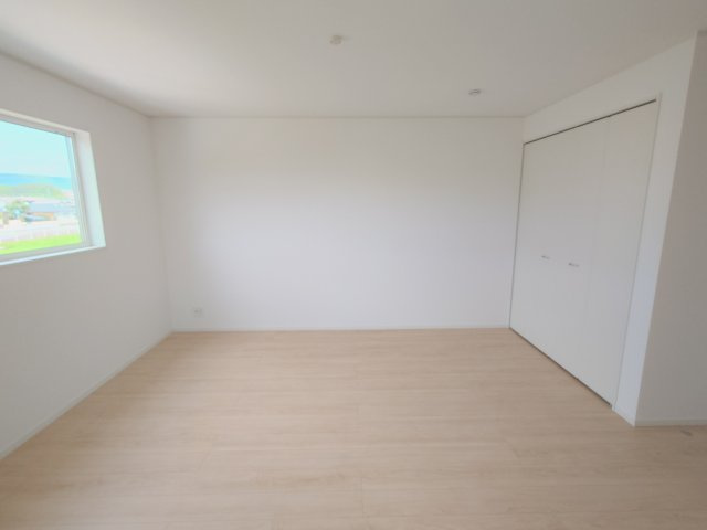 クレイドルガーデン高松市牟礼町大町第２◇光熱費の負担の軽減が可能なオール電化住宅ですの寝室|２階主寝室大型の家具を設置しても圧迫感が生まれにくく、空間に余白を持たせた自由度の高いコーディネートができる２階主寝室です。