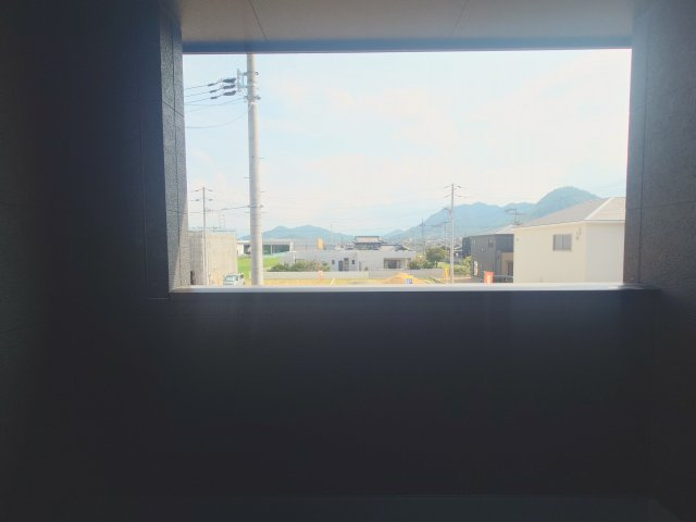 リーブルガーデン高松市国分寺町国分第一◇2026年度補助金対象の長期優良住宅です！のバルコニー|バルコニー
屋根付きで天候の影響を受けにくく、リビングの延長として多目的に使え、外からの視線を遮りつつ子どもやペットも安心して過ごせる半屋外空間をつくれる便利なインナーバルコニー付きです。
