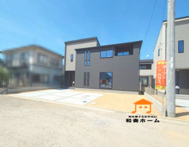 リーブルガーデン高松市国分寺町国分第一◇2026年度補助金対象の長期優良住宅です！の前面道路含む現地写真|４号棟外観
日当たりの確保がしやすい南道路のお家です。
広い敷地にゆったりとした配置で住宅が建てられ、日照や通風にも十分に配慮されています。
