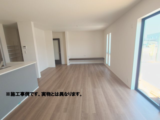 リーブルガーデン高松市国分寺町国分第一◇2026年度補助金対象の長期優良住宅です！の居間・リビング|リビング完成予想図
１８.９帖の広いリビングはソファでくつろぐ人、ダイニングで仕事や勉強をする人、キッチンで料理をする人が共存しやすく、「ゆるく一緒にいる」心地よさが魅力的なお家です。