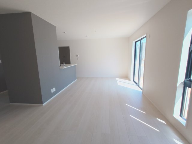 リーブルガーデン高松市国分寺町国分第一◇2026年度補助金対象の長期優良住宅です！の居間・リビング|リビング
１８.９帖の広いリビングはソファでくつろぐ人、ダイニングで仕事や勉強をする人、キッチンで料理をする人が共存しやすく、「ゆるく一緒にいる」心地よさが魅力的なお家です。