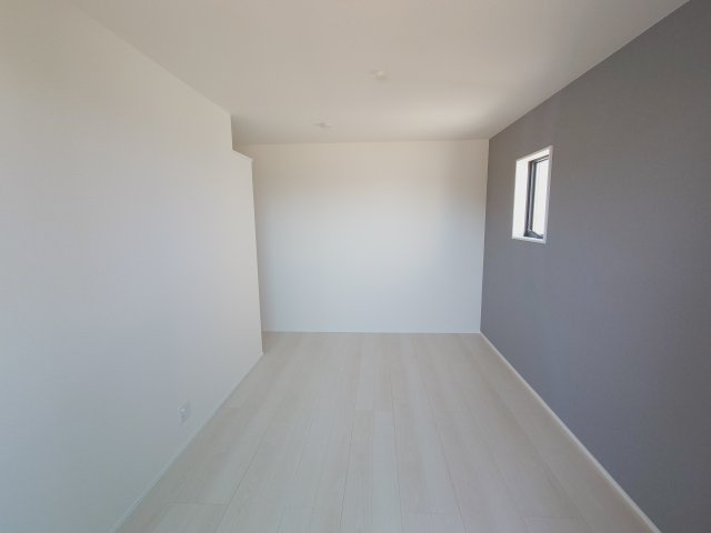 リーブルガーデン高松市国分寺町国分第一◇2026年度補助金対象の長期優良住宅です！の寝室|主寝室完成予想図
広い主寝室はベッドなどの大型の家具を設置しても圧迫感が生まれにくく、空間に余白を持たせた自由度の高いコーディネートが可能です。
