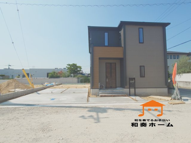 リーブルガーデン高松市国分寺町国分第一◇2026年度補助金対象の長期優良住宅です！の前面道路含む現地写真|前面道路が広いので、ファミリーカーのような大きな車でも車庫入れも余裕を持ってできるのが魅力的なお家です。