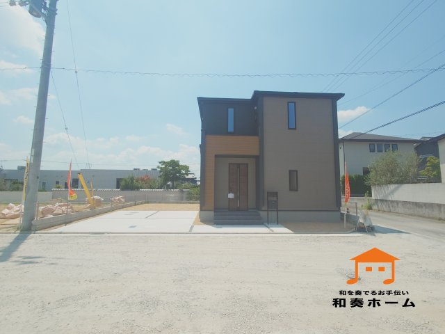 リーブルガーデン高松市国分寺町国分第一◇2026年度補助金対象の長期優良住宅です！の前面道路含む現地写真|前面道路が広いので、ファミリーカーのような大きな車でも車庫入れも余裕を持ってできるのが魅力的なお家です。
