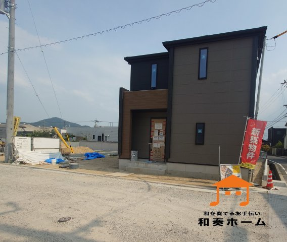 リーブルガーデン高松市国分寺町国分第一◇2026年度補助金対象の長期優良住宅です！の前面道路含む現地写真|１２号棟外観
広い敷地にゆったりとした配置で住宅が建てられ、日照や通風にも十分に配慮されています。
