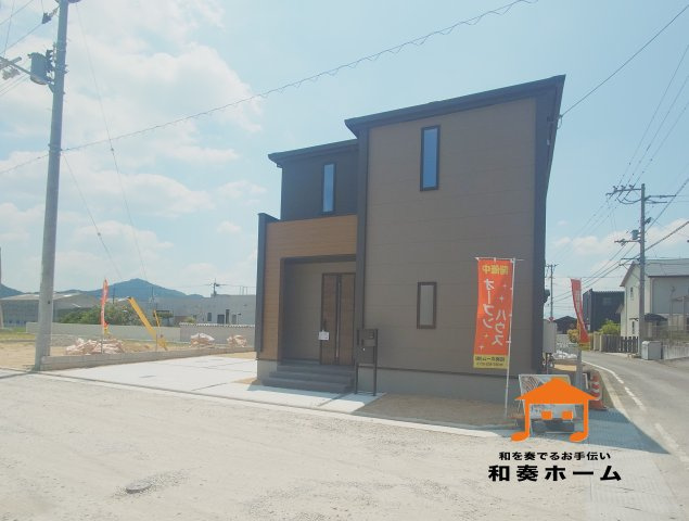 リーブルガーデン高松市国分寺町国分第一◇2026年度補助金対象の長期優良住宅です！の前面道路含む現地写真|１２号棟外観
広い敷地にゆったりとした配置で住宅が建てられ、日照や通風にも十分に配慮されています。
