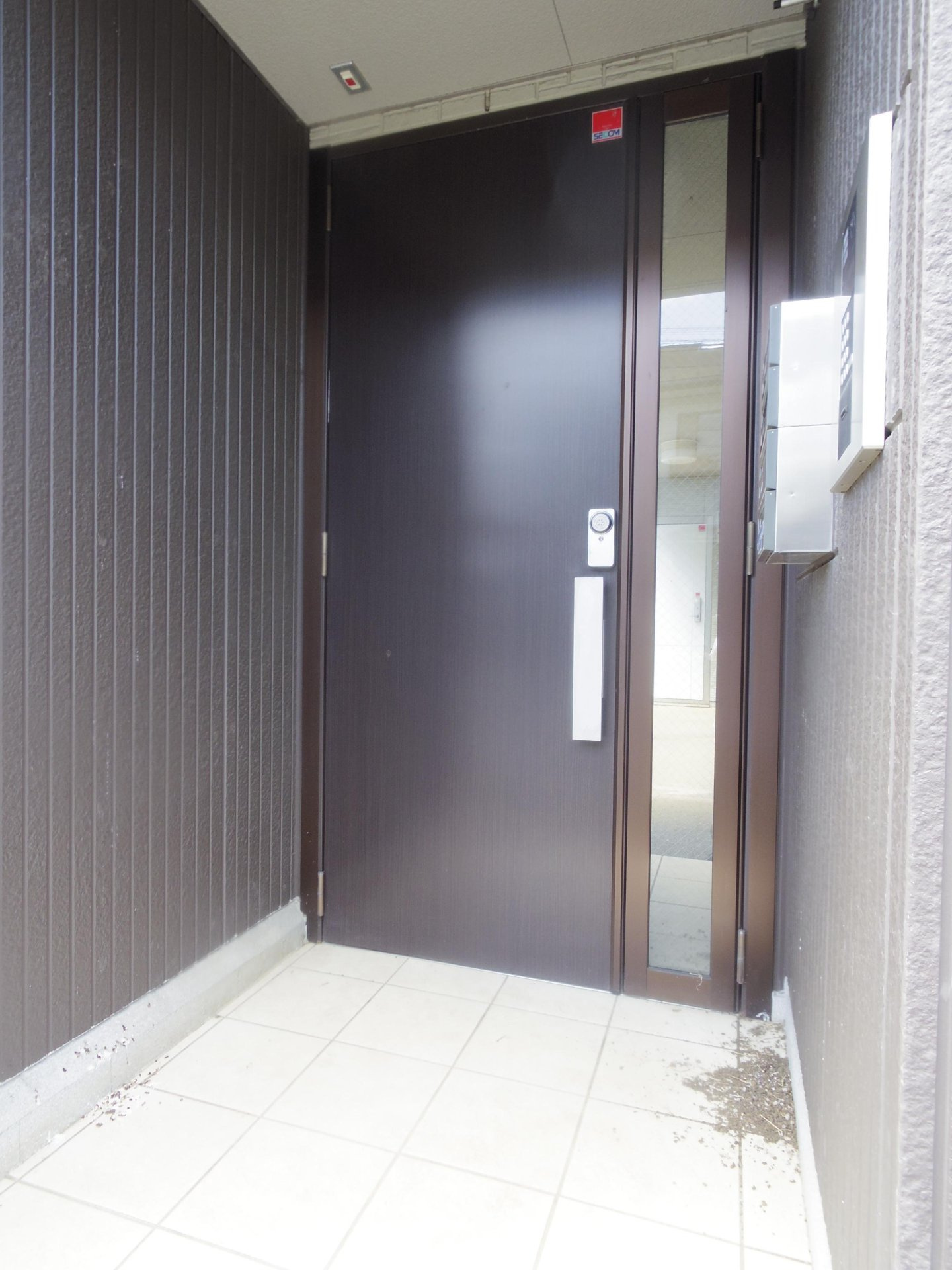 Ｄ-ｒｏｏｍ元町のエントランス