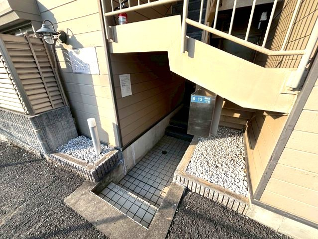 メゾンドソレイユ滝谷のエントランス