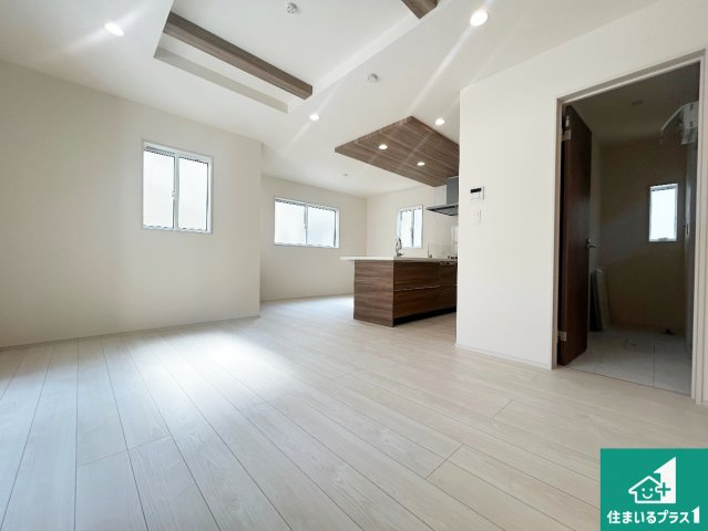 伊丹市鈴原町　新築一戸建ての居間・リビング|シンプルなリビングは、観葉植物等のインテリアを楽しめますね！パパ好みにも、ママ好みにも家具次第で雰囲気を変えることができます！