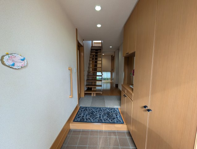 久留米市宮ノ陣４丁目　中古戸建の玄関|シューズボックスが付いているので玄関をスッキリできます。