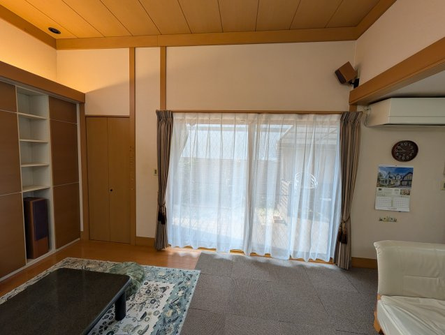 久留米市宮ノ陣４丁目　中古戸建の居間・リビング|吹き抜けのあるリビングです。