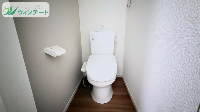 下妻市長塚5期　新築戸建　3号棟のトイレ|デザインがシンプルで清潔感があり、空間を明るく感じさせます。お子様の補助便座や踏み台も置けるスペースもあります。