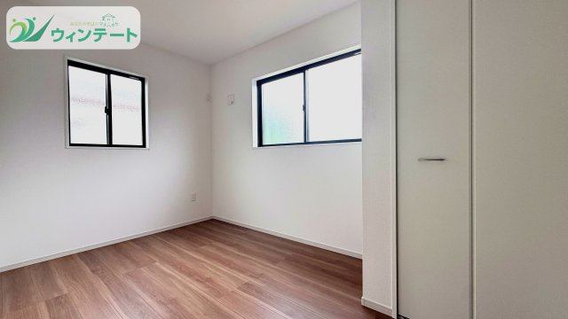 下妻市長塚5期　新築戸建　3号棟の洋室|全室にしっかり採光を確保した明るい洋室。収納スペースもあり、家族それぞれのプライベート空間として快適に過ごせます。