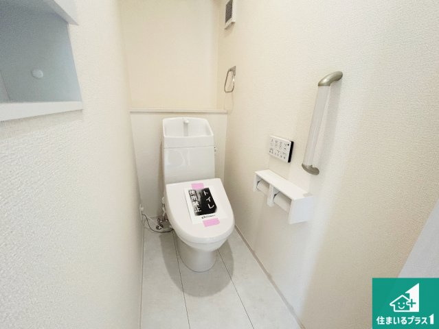 伊丹市鈴原町　新築一戸建てのトイレ|1・2階の2ヶ所にあるので、朝の忙しい時間の順番待ちもなく、深夜の利用にも大変便利です。