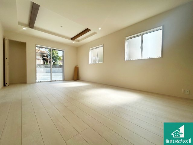 伊丹市鈴原町　新築一戸建ての居間・リビング|日当たり良好の明るいリビングで朝の目覚めもスッキリできそう！対面キッチンでご家族のコミュニケーションも自然と増える設計！小さなお子様が遊ぶスペースを作っても広々とくつろげるLDK！