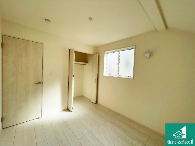 伊丹市鈴原町　新築一戸建ての洋室|シンプルな洋室は、自分好みのインテリアが楽しめます♪ご家族とインテリアや家具を選びに行くのは新築購入時の醍醐味の一つです。ぜひお楽しみください♪