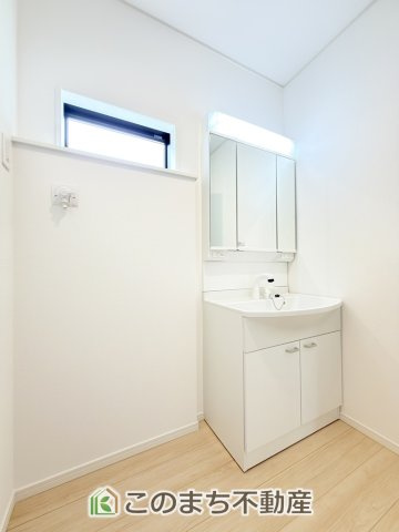 CRADLEGARDEN壬生町緑町第3の洗面所|同社施工物件の写真です。※建具やフローリング、その他仕様が違う場合がございます。シャンプードレッサーで朝の身支度♪伸びるホースでお掃除も簡単清潔です！