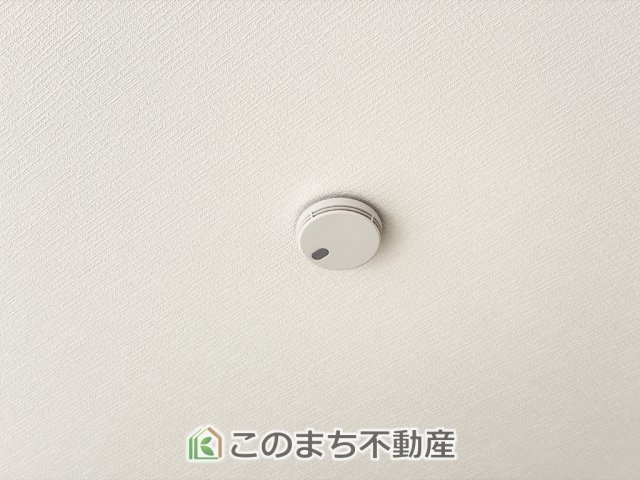 CRADLEGARDEN壬生町緑町第3のキッチン|三ツ口コンロ採用で、同時調理もスムーズ◎！お料理を並べられるカウンター付きで、配膳・片付けをサポート！リビングで過ごすご家族とコミュニケーションを楽しみながら作業可能です♪