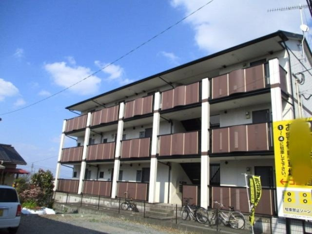 エトワールAの駐車場|バルコニー付きです