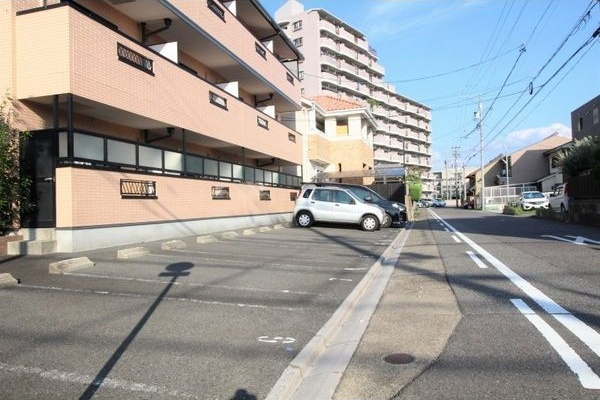 アヴァンセ　ヒロの駐車場|駐車場があるので、車を買う予定の方も安心です