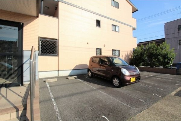 アヴァンセ　ヒロの駐車場|駐車場があるので、車を買う予定の方も安心です