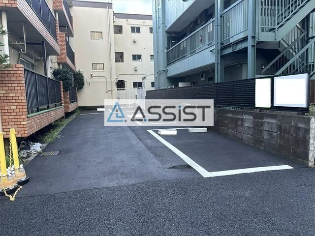 ニューライフ洗足の駐車場