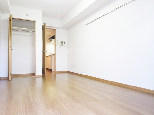 グランヴァン駒込染井の寝室|バルコニー側からのお部屋の様子です☆