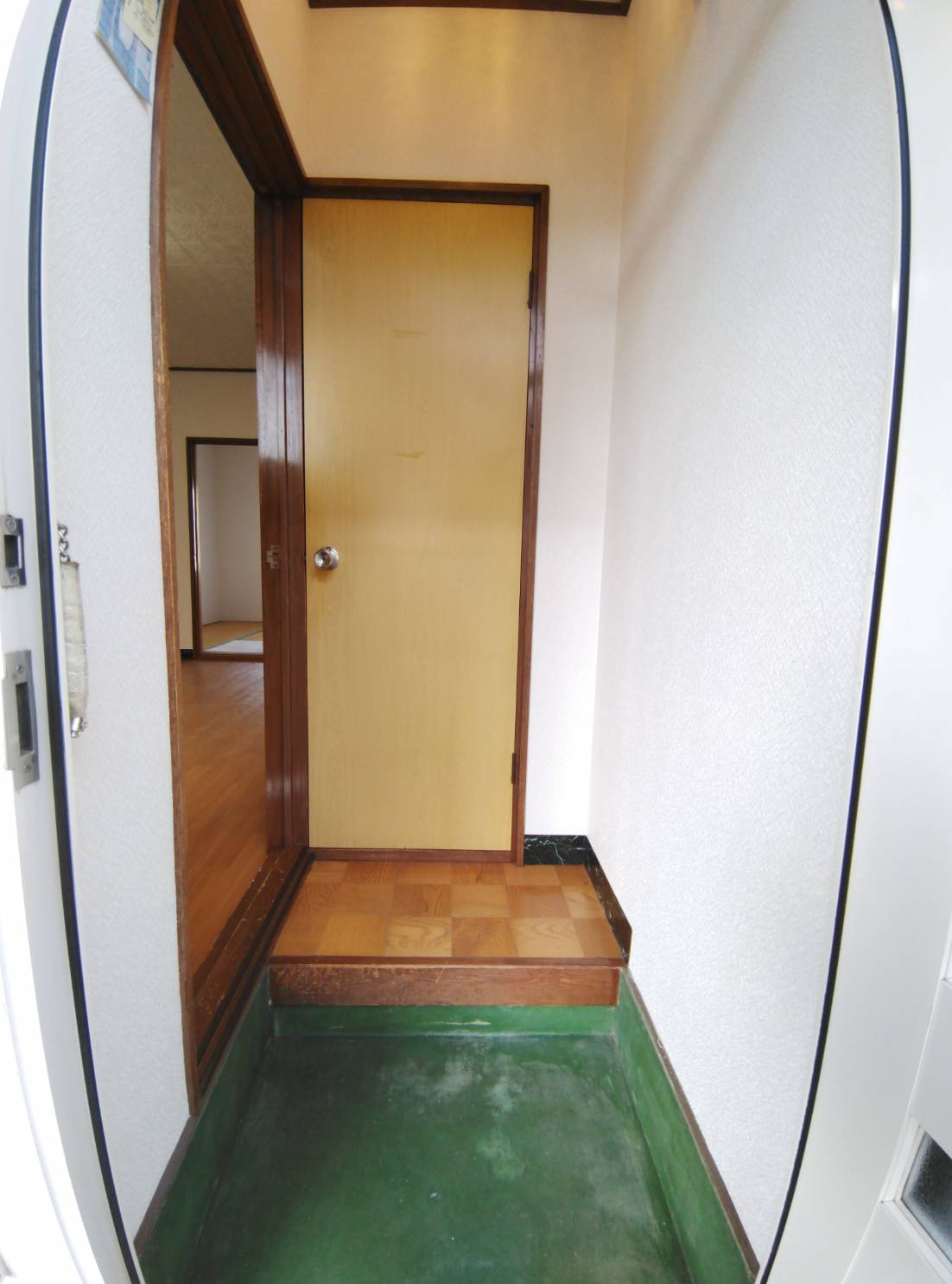 ハイツナカタニの玄関