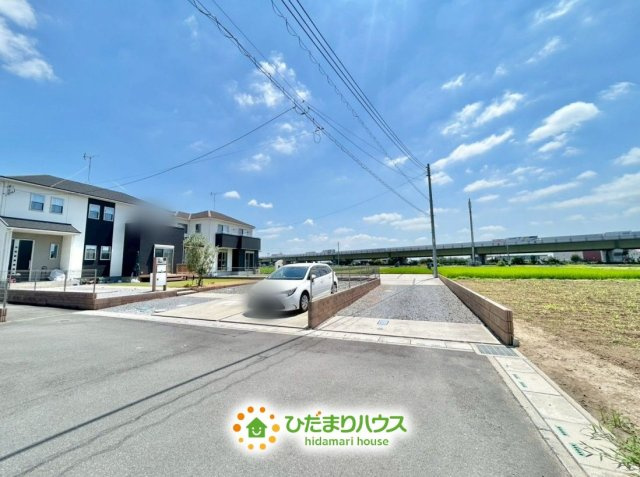 久喜市吉羽　中古一戸建ての前面道路含む現地写真