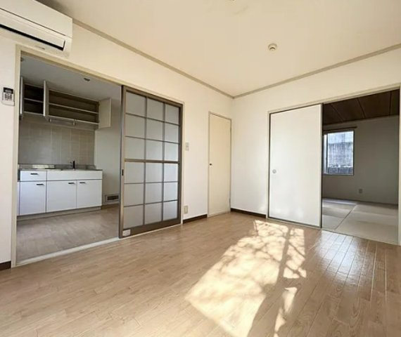 横須賀市野比３丁目のアパートの居間・リビング