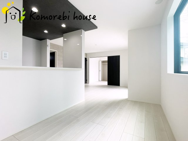 桶川市泉　5期　新築一戸建て　グラファーレ　01の居間・リビング|こちらのリビングで趣味の時間をお楽しみください