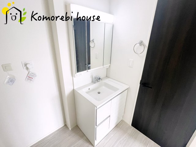 桶川市泉　5期　新築一戸建て　グラファーレ　01の独立洗面台|独立洗面台、朝の身支度には欠かせません