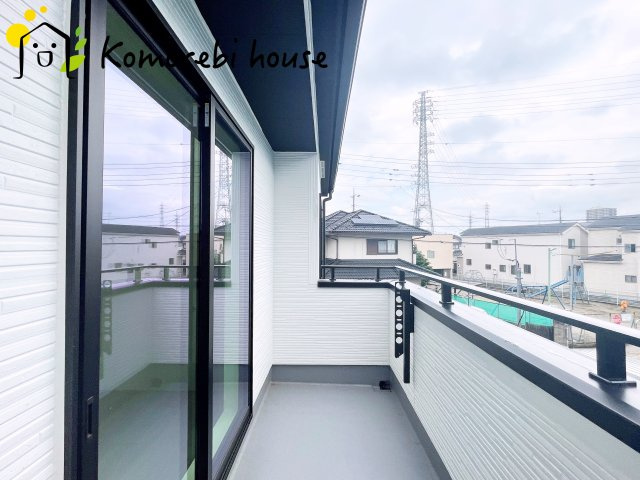 桶川市泉　5期　新築一戸建て　グラファーレ　01のバルコニー|広々としたバルコニーです