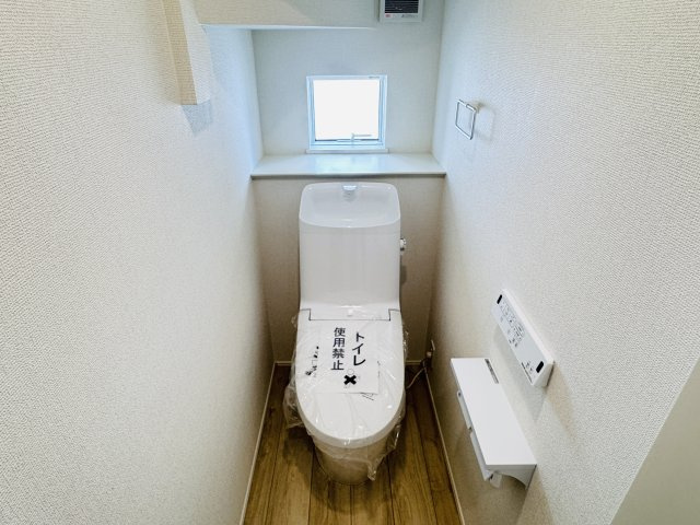 柏市酒井根５丁目新築戸建【酒井根小学校：10分】のトイレ|温水洗浄暖房便座つきトイレ