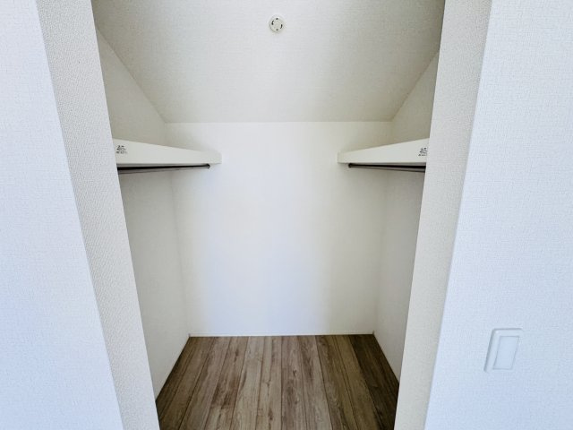 柏市酒井根５丁目新築戸建【酒井根小学校：10分】の収納|6.75帖寝室・ウォークインクローゼット