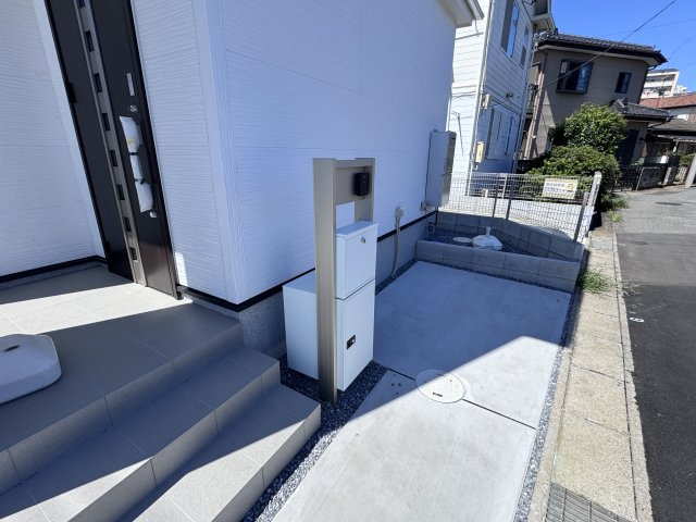 柏市酒井根５丁目新築戸建【酒井根小学校：10分】の防犯設備|インターホン・宅配ボックス完備