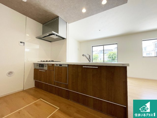 京都市伏見区向島二ノ丸町　第2期　新築一戸建てのキッチン|明るいリビングで朝の目覚めもスッキリできそう！対面キッチンでご家族のコミュニケーションも自然と増える設計！小さなお子様が遊ぶスペースを作っても広々とくつろげるLDK！